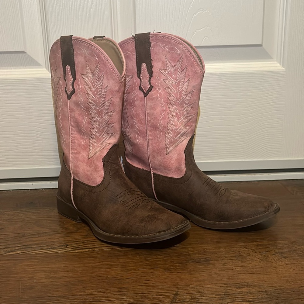 Kids pink cowgirl boots size 3